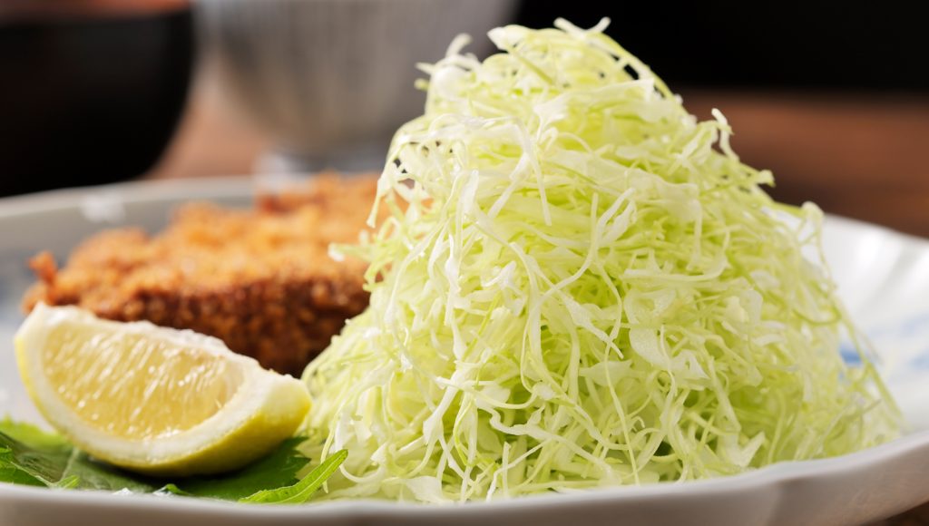 食卓で野菜を食べるイメージ